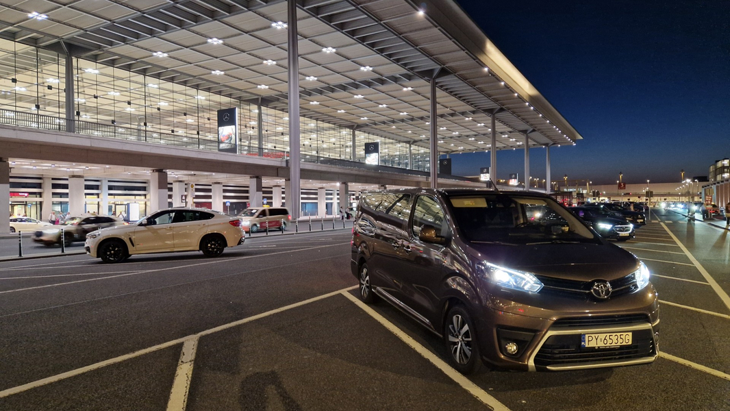 Zdjęcie na okładce dla Przewóz osób Damako poznań przewozy osób poznań wynajem busa osób transfery transport osób travel przewóz transport